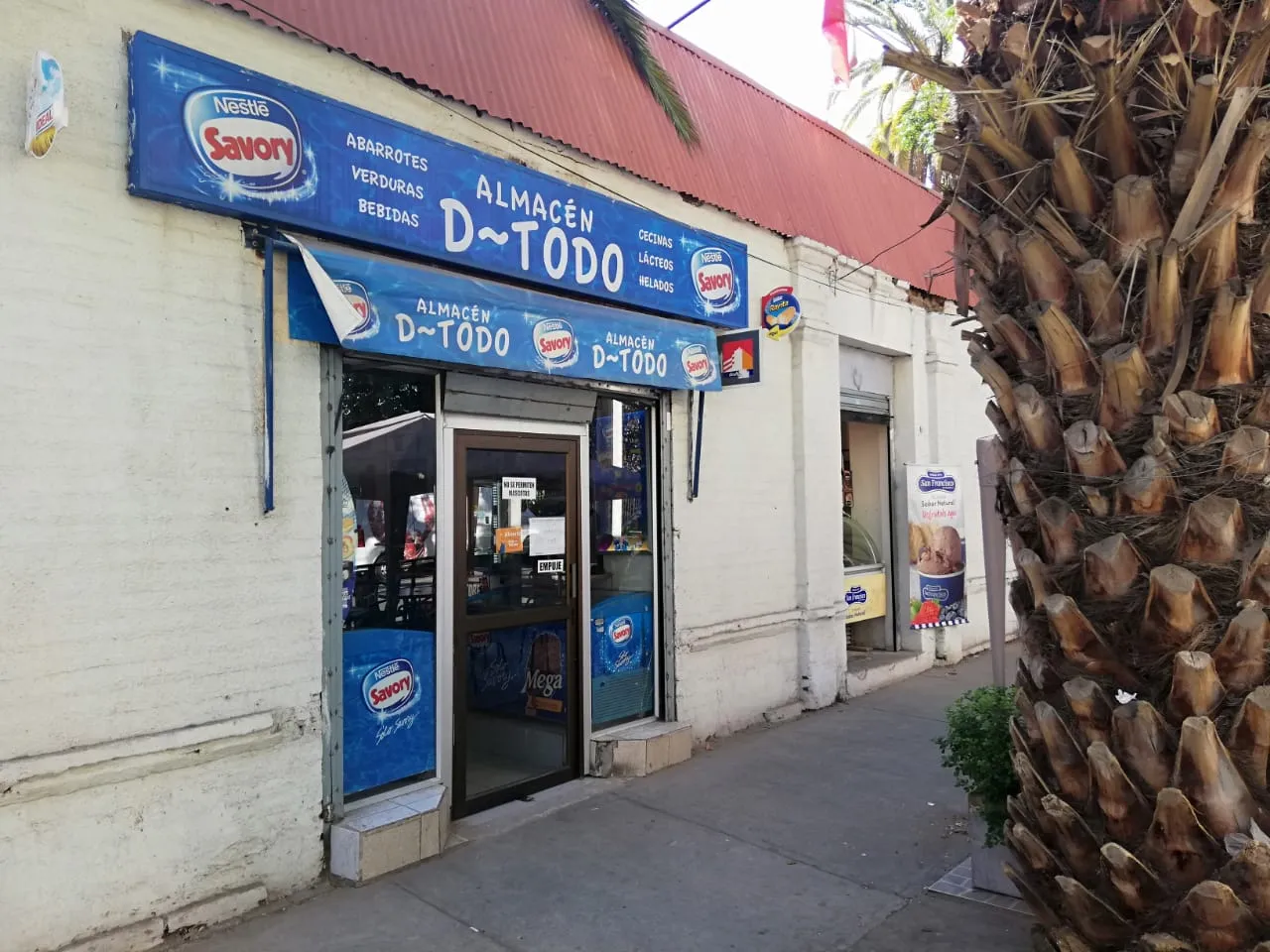 Fachada del local D-Todo en Francisco de Villagra, con su letrero azul