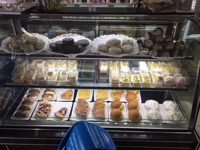 Vitrina con pasteles y dulces