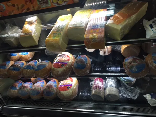 Vitrina de fiambrería con quesos y jamones